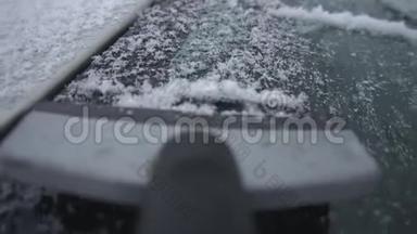 刮板在冬天从冰雪中清洁汽车的挡风玻璃或挡风玻璃。 特写<strong>抓痕</strong>或洗涤器。 坏的和坏的